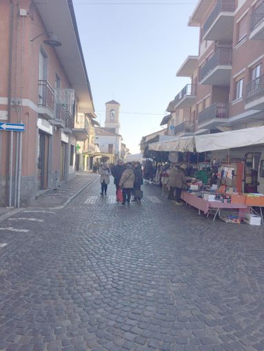 I banche del mercato nel centro storico di Verolengo I banche del mercato nel centro storico di Verolengo