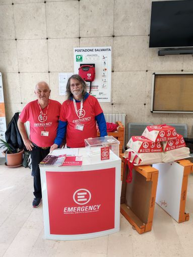 Emergency arriva a teatro per sostenere la sua campagna ‘R1pudia la guerra’ con azioni nella Striscia di Gaza