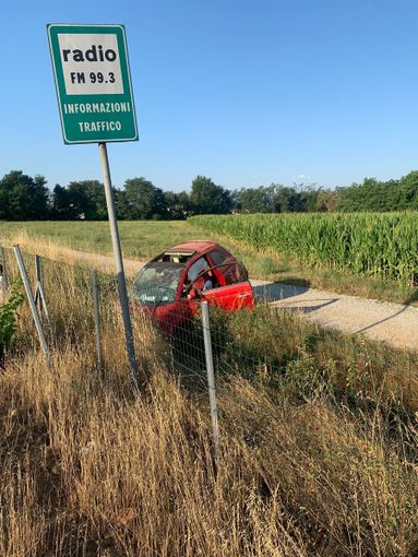 Auto fuori strada sulla Torino-Pinerolo, due giovani feriti Auto fuori strada sulla Torino-Pinerolo, due giovani feriti