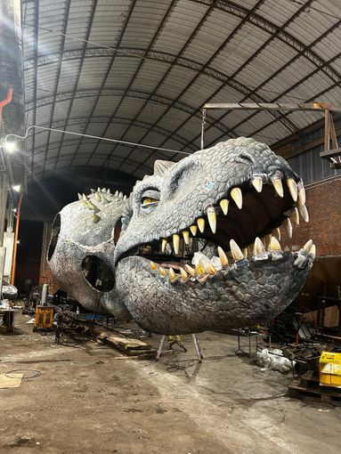 Il T-Rex del carro dei Mat ed Pinareul