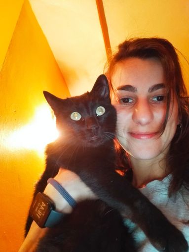 Giulia Castagno con il gatto Rolly