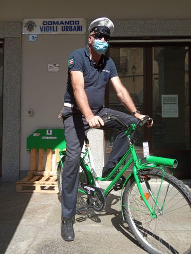 Il vigile Morello in sella alla sua PoliceBike