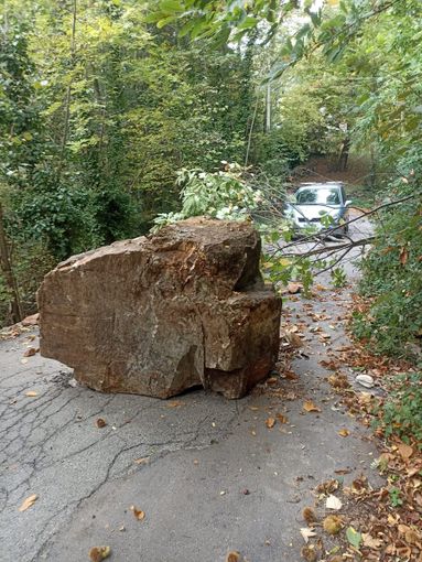 Torre Pellice: un masso rotola dai boschi in strada e blocca via Coppieri