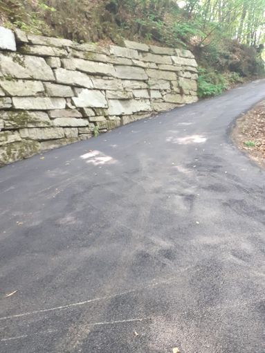 La curva asfaltata in via Costa Lorenzo