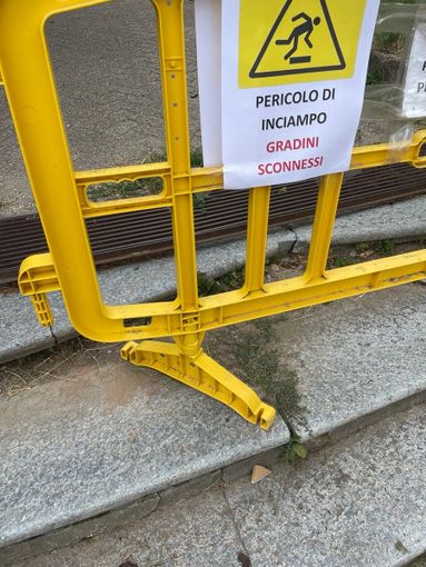 La scalinata di accesso a piazza Muston danneggiata dal pick-up