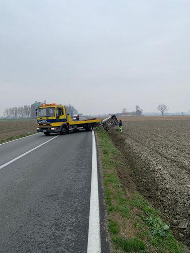 Un furgoncino esce di strada tra Vigone e Villafranca