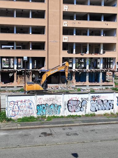 Ex Gondrand, le ruspe abbattono il palazzo occupato da disperati e spacciatori Ex Gondrand, le ruspe abbattono il palazzo occupato da disperati e spacciatori