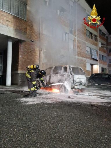 Incendio per un'auto a gpl a Settimo Torinese Incendio per un'auto a gpl a Settimo Torinese