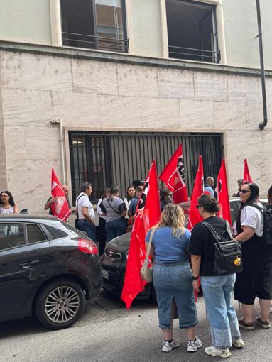Protesta davanti alla sede Adecco di Torino