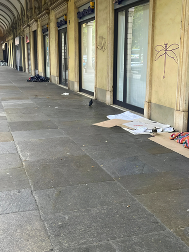 Persone senza fissa dimora in corso Vinzaglio Persone senza fissa dimora in corso Vinzaglio