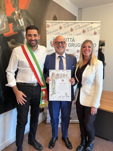 Matteo Pugliese tra il sindaco Gaito e l'assessora Colombo