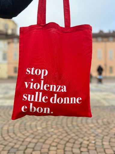 Uffici del Turismo in rosso per dire “No alla violenza sulle donne” Uffici del Turismo in rosso per dire “No alla violenza sulle donne”