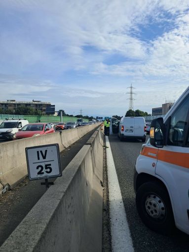 Incidente con  quattro vetture coinvolte in corso Francia