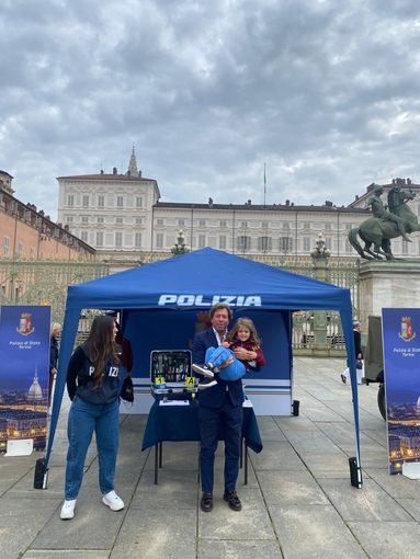 persone insieme a uno stand persone insieme a uno stand