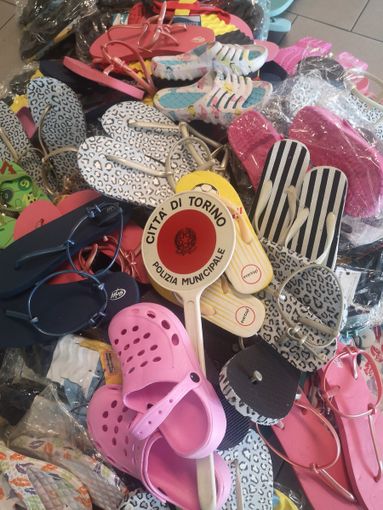 Controlli a Porta Palazzo, sequestrate 96 paia di calzature irregolari Controlli a Porta Palazzo, sequestrate 96 paia di calzature irregolari
