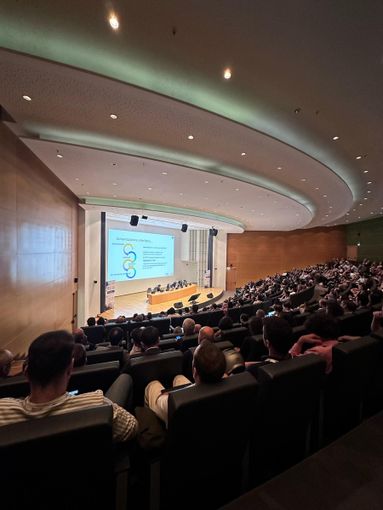 Persone riunite in una sala conferenze