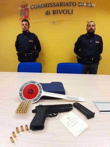 Invia alla ex la foto di una pistola per convincerla a tornare insieme: denunciato trentenne a Rivoli