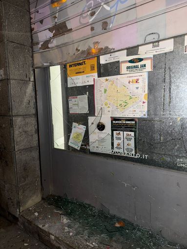 Il Circolo Arci Antonio Banfo circondato dalla solidarietà del quartiere dopo l'attacco con bomba carta Il Circolo Arci Antonio Banfo circondato dalla solidarietà del quartiere dopo l'attacco con bomba carta