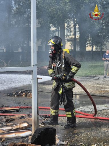 Avigliana, incendio nel cortile di una ditta della zona industriale Avigliana, incendio nel cortile di una ditta della zona industriale