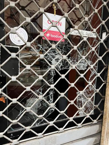 Furto alla pasticceria Maggiolini: vetrina distrutta da un tombino e negozio messo sottospra