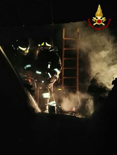 Paura nella notte a Borgone Susa: a fuoco il tetto di una casa (FOTO)
