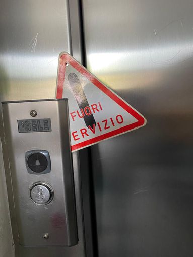 Ascensore di nuovo rotto nelle case popolari, Catanzaro (Pd): "Cittadini prigionieri" Ascensore di nuovo rotto nelle case popolari, Catanzaro (Pd): "Cittadini prigionieri"