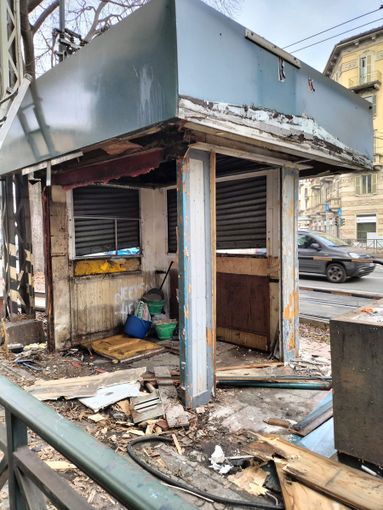 Chiosco abbandonato di corso Peschiera, in corso la rimozione Chiosco abbandonato di corso Peschiera, in corso la rimozione