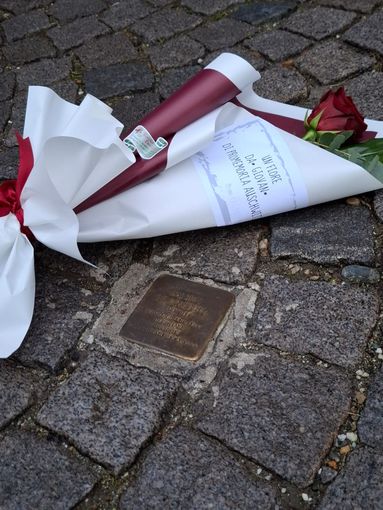 Collegno celebra la Giornata della Memoria: ritrovo presso la Pietra d’Inciampo dedicata a Massimo De Benedetti Collegno celebra la Giornata della Memoria: ritrovo presso la Pietra d’Inciampo dedicata a Massimo De Benedetti