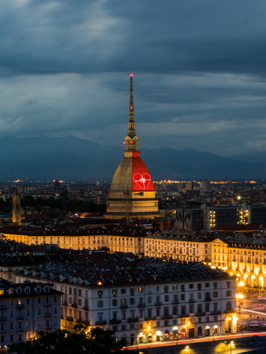 Mole illuminata con cuore rosso