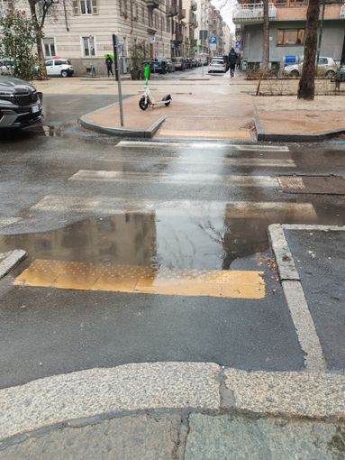 Piove, gli incroci diventano trappole: "Scivoli realizzati senza tener conto delle pendenze"