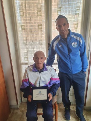 Angelo Petronio premiato dal presidente Csf Alessio Russo Angelo Petronio premiato dal presidente Csf Alessio Russo