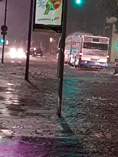 Bomba d'acqua si abbatte su Torino: vigili del fuoco liberano auto in strada del Portone Bomba d'acqua si abbatte su Torino: vigili del fuoco liberano auto in strada del Portone