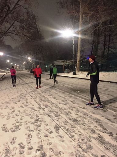 Runner sfidano il freddo al Valentino, al buio, sotto la neve