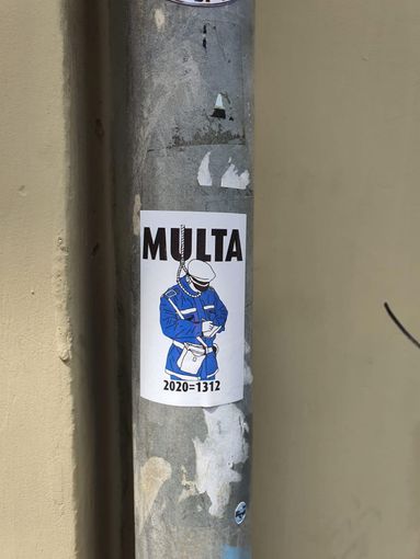 A Torino adesivi con agenti municipale impiccati, Appendino: &quot;Vergognosi&quot;