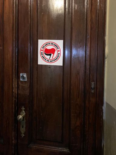 Scritte antisemite a Mondovì, Pd e Luv lanciano mobilitazione: &quot;Su tutte le porte: qui abita un ebreo, qui abita un antifascista&quot;