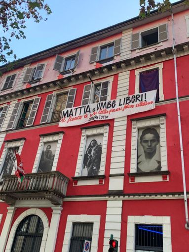 striscione appeso alle finestre di un edificio colorato striscione appeso alle finestre di un edificio colorato