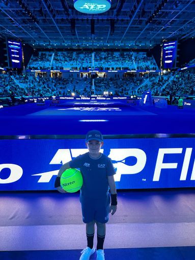 ragazzi a bordo campo per partite di tennis