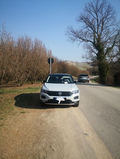 Auto con multa a bordo strada