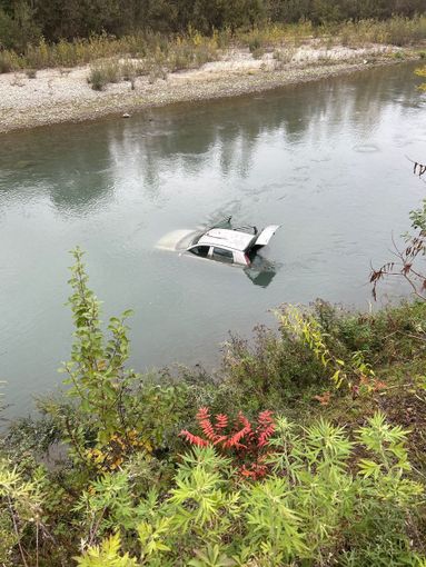 Un'auto emerge dalle acque del fiume Stura: l'ipotesi è che sia stata trascinata dalla corrente. Dieci giorni per il recupero Un'auto emerge dalle acque del fiume Stura: l'ipotesi è che sia stata trascinata dalla corrente. Dieci giorni per il recupero