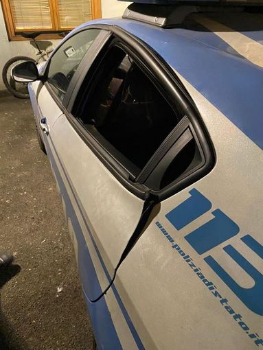 La furia del pusher si scatena contro i poliziotti: fermato grazie all'intervento dei passanti La furia del pusher si scatena contro i poliziotti: fermato grazie all'intervento dei passanti