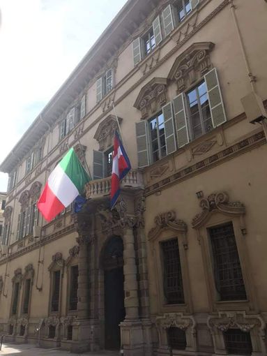 bandiere a mezz'asta a Palazzo Lascaris