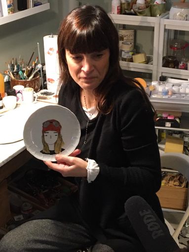 “Disegno con la semplicità di un bambino per strappare una lacrima o un sorriso alle persone”: l’artista Barbara Giovinazzo si racconta [FOTO]