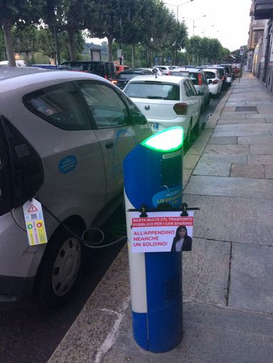 "Neanche un soldino per Appendino", la protesta si aggancia alle colonnine di ricarica "Neanche un soldino per Appendino", la protesta si aggancia alle colonnine di ricarica