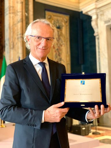 Claudio Bongiovanni riceve il premio “credere nella ricerca” di Airc Claudio Bongiovanni riceve il premio “credere nella ricerca” di Airc