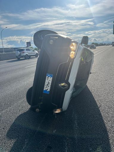 Furgone ribaltato in tangenziale all'altezza di sito: ferito il conducente