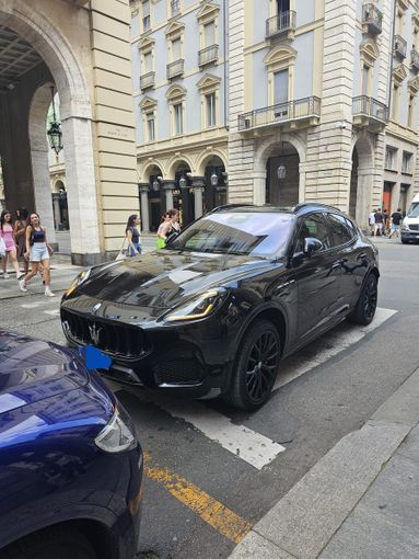 Maleducazione su ruote in centro Torino: Maserati in sosta sulle strisce Maleducazione su ruote in centro Torino: Maserati in sosta sulle strisce