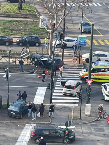 incidente automobilistico sui binari del tram incidente automobilistico sui binari del tram