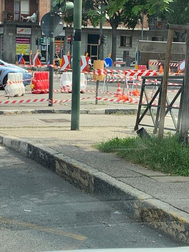 Compie una settimana la buca del sottopassaggio del Lingotto: il cantiere è ancora lì