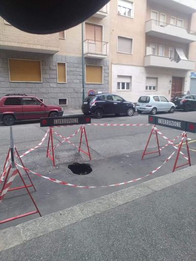 A Parella una profonda buca da oltre un mese in via Viverone