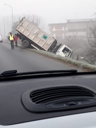 Camion fuori strada a Lauriano: fatale il ghiaccio sulla provinciale
